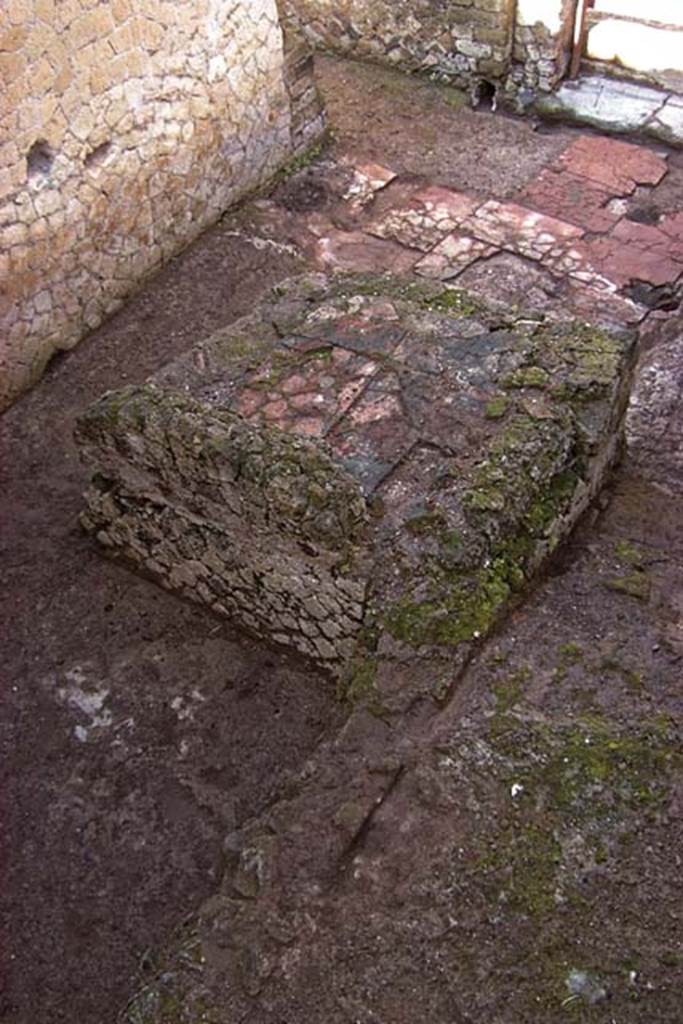 VI.30, Herculaneum. February 2003. Looking west across area, and structure in centre.
Photo courtesy of Nicolas Monteix.